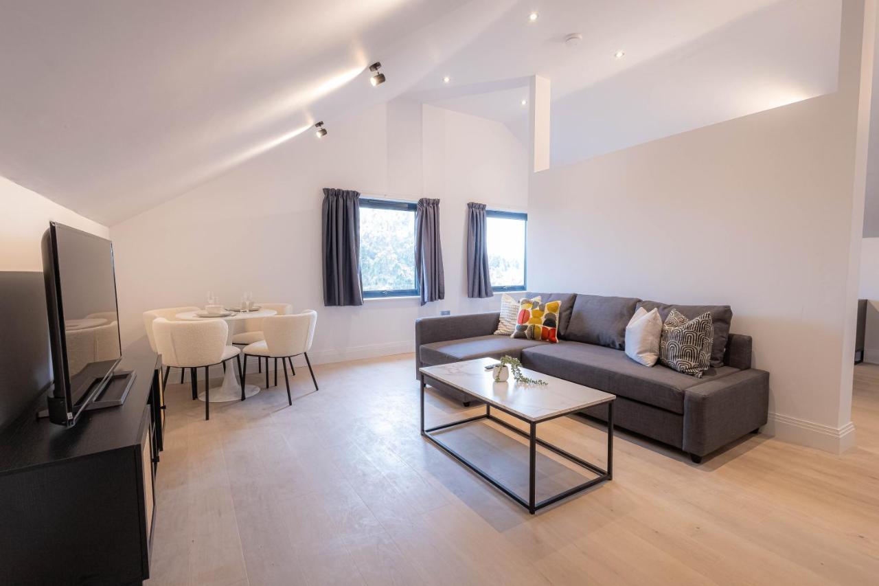 Stylish Apartments With Balcony For Upper Apartments & Free Parking In A Prime Location - Five Miles From Heathrow Airport Uxbridge Extérieur photo