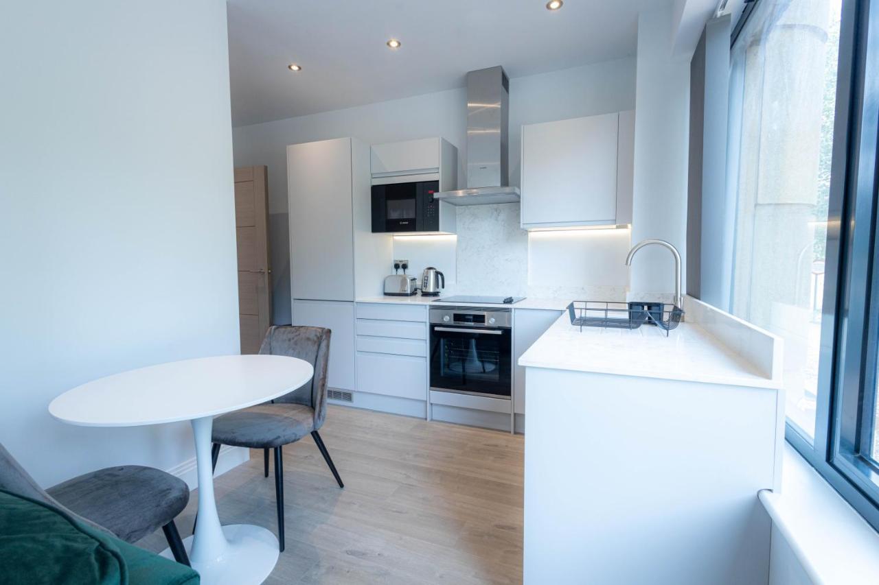 Stylish Apartments With Balcony For Upper Apartments & Free Parking In A Prime Location - Five Miles From Heathrow Airport Uxbridge Extérieur photo